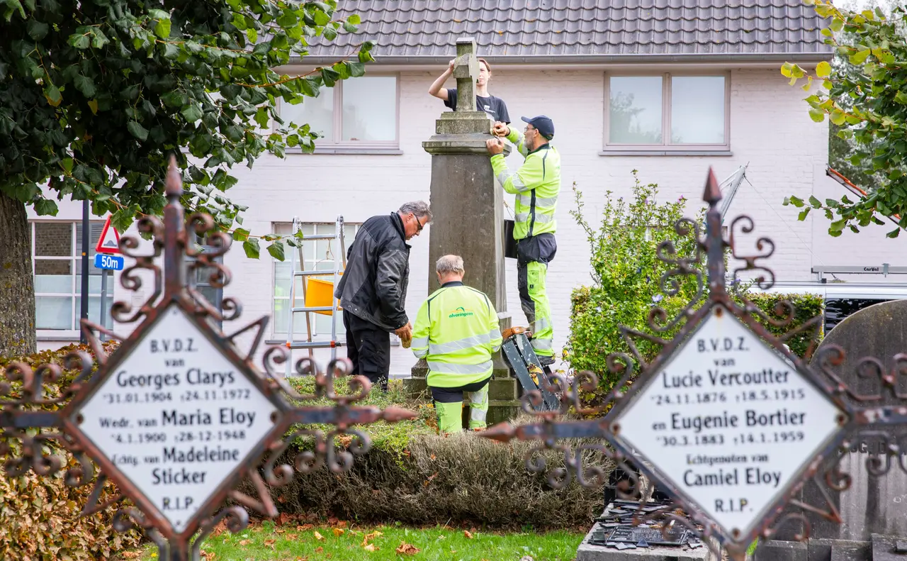 De groendienst poetst het oorlogsgedenkteken in Alveringem