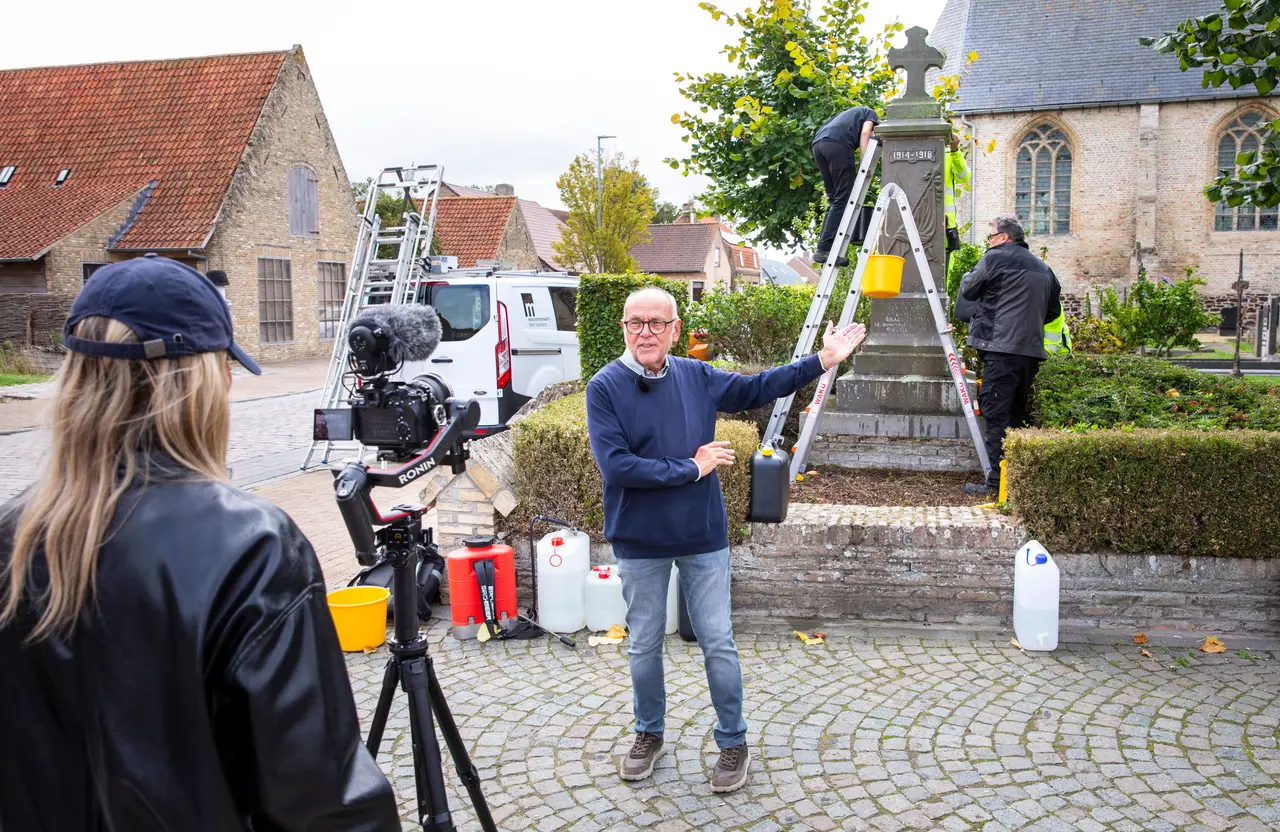 Leo Bonte vertelt over het oorlogsgedenkteken in Alveringem.