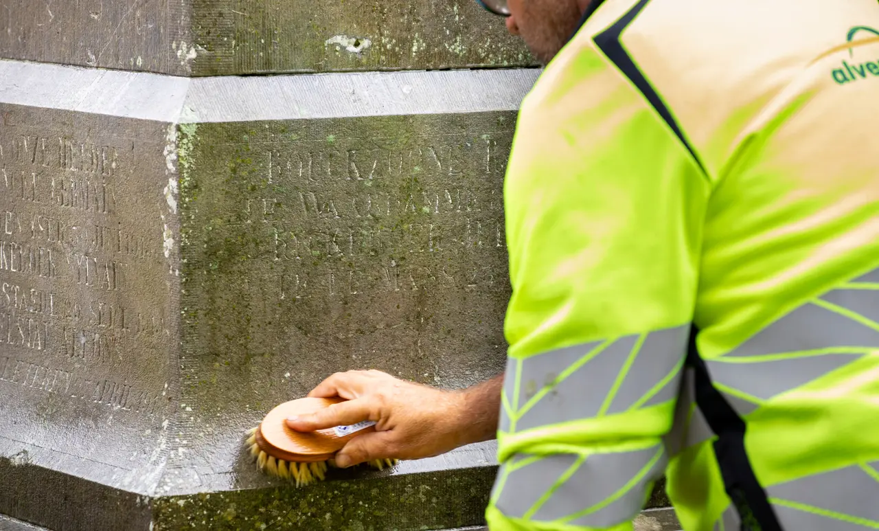 De groendienst poetst het oorlogsgedenkteken in Alveringem