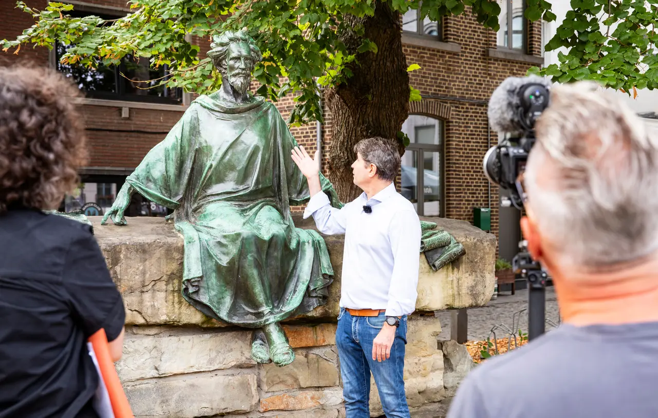 Stijn Leën vertelt over het standbeeld van Hendrik van Veldeke