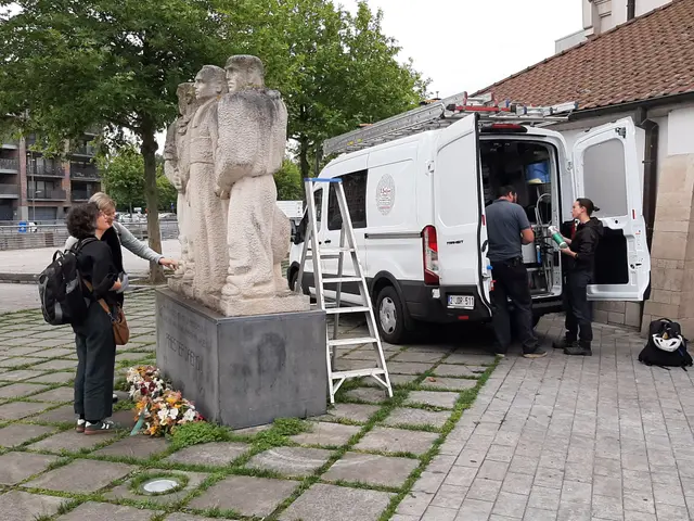 Inspectie van standbeeld van Daens