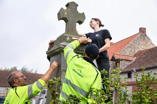 De groendienst poetst het oorlogsgedenkteken in Alveringem