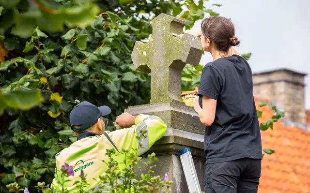 De groendienst poetst samen met Monumentenwacht het oorlogsgedenkteken in Alveringem