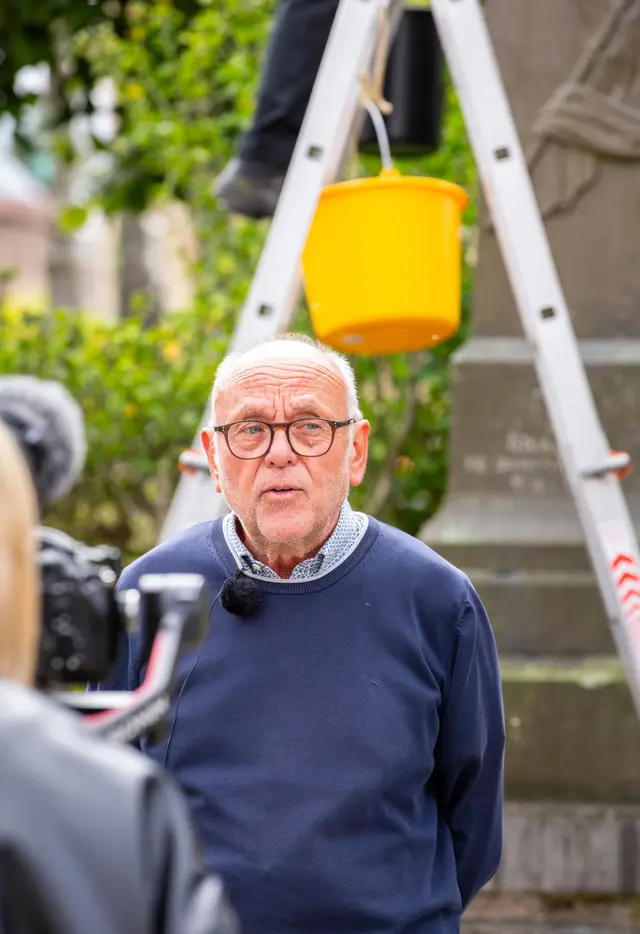 Leo Bonte vertelt over het oorlogsgedenkteken in Alveringem.