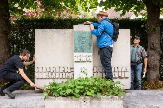 Vrijwilligers poetsen standbeeld van Adelbert Kennis